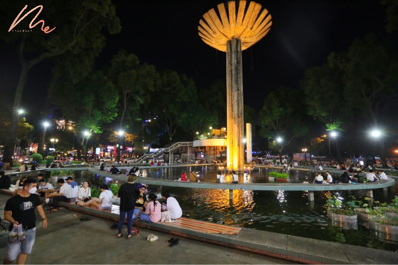 Hồ Con Rùa là địa điểm vui chơi về đêm hấp dẫn tại Sài Gòn