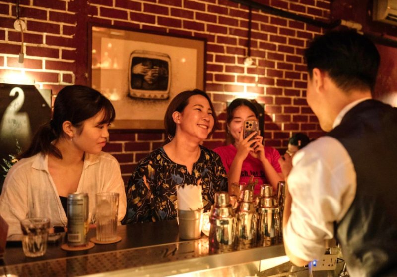 Đắm chìm trong từng điệu nhạc và thưởng thức những loại cocktail mới lạ khiến cảm xúc lâng lâng hạnh phúc khó tả
