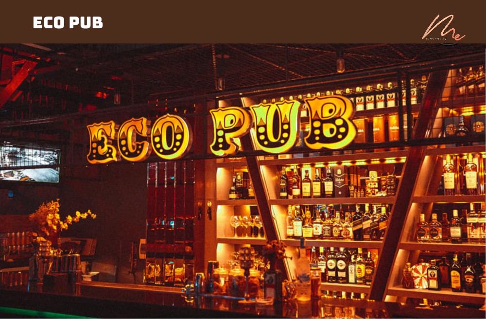 Quầy bar với đa dạng các loại rượu tại Eco Pub